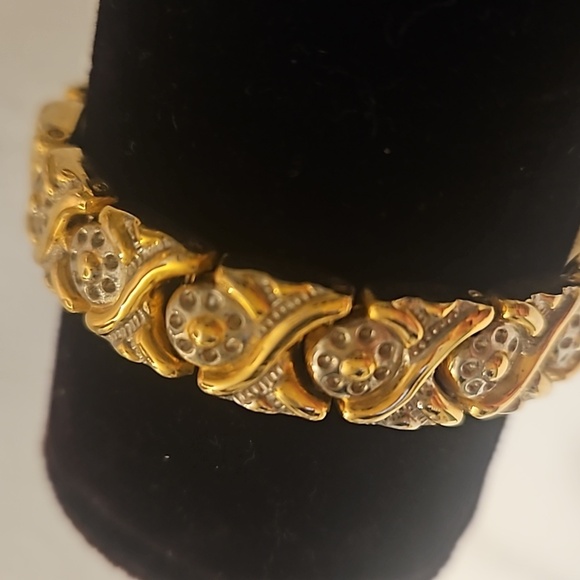6" China Embossed Linked Goldtone Bracelet - Picture 2 of 7